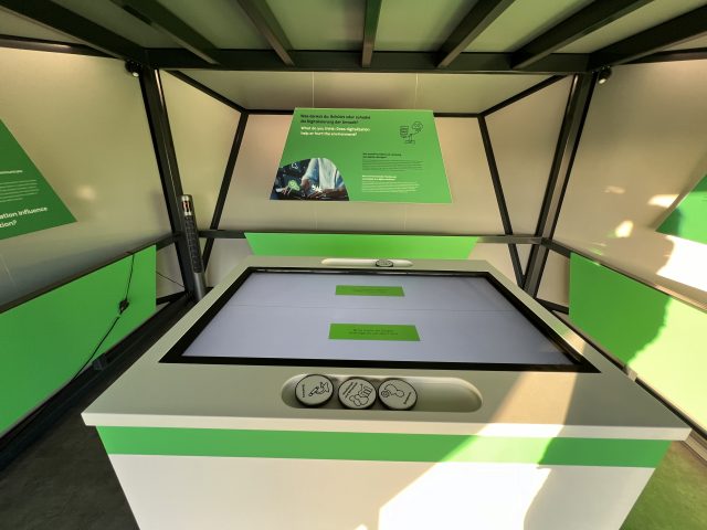 Experience Cube mit Display und Informationen
