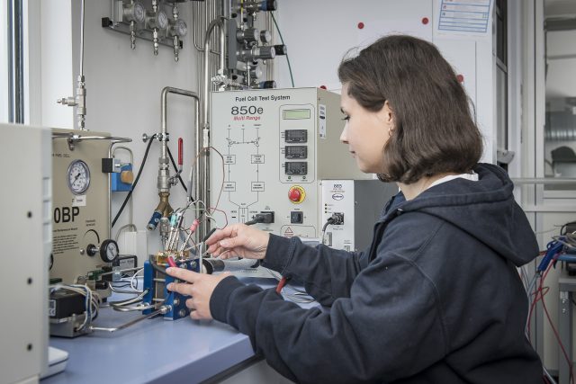 Eine Person arbeitet mit Laborequipment.