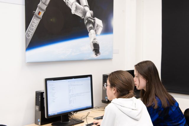 Frauen arbeiten an Computern im Raumfahrtzentrum