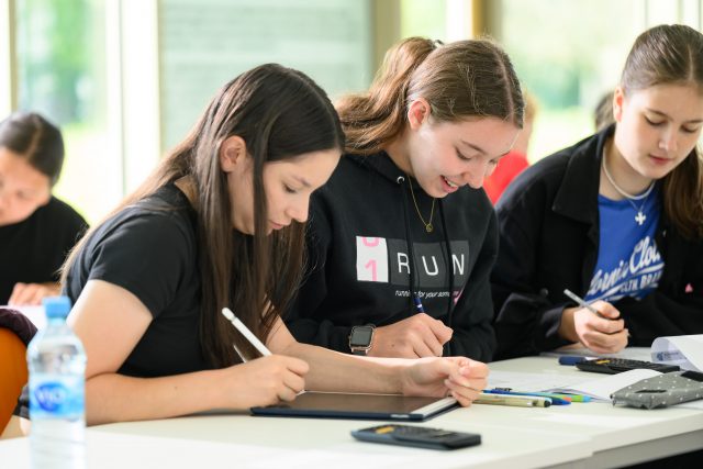 Menschen arbeiten mit Tablets an einem Projekt.