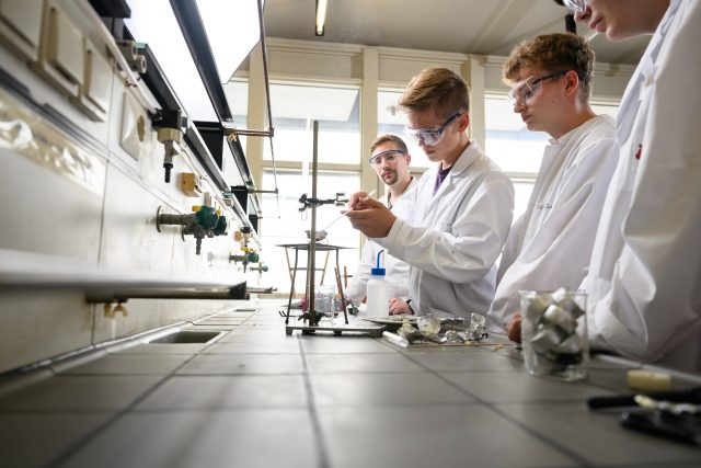 Studenten im Chemielabor bei einem Experiment.
