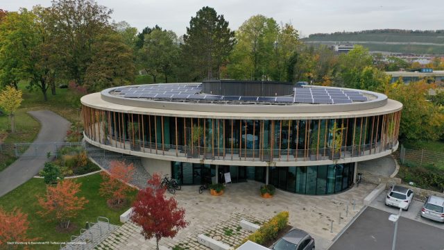 Gebäude mit Solarpanelen von oben