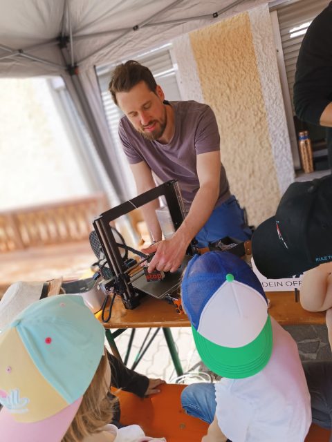 Mann arbeitet mit 3D-Drucker
