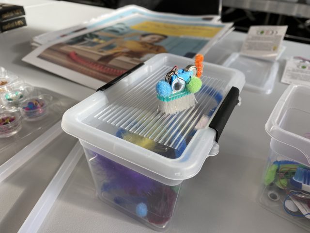 Mini-Zahnbürstenmaschine auf Tisch