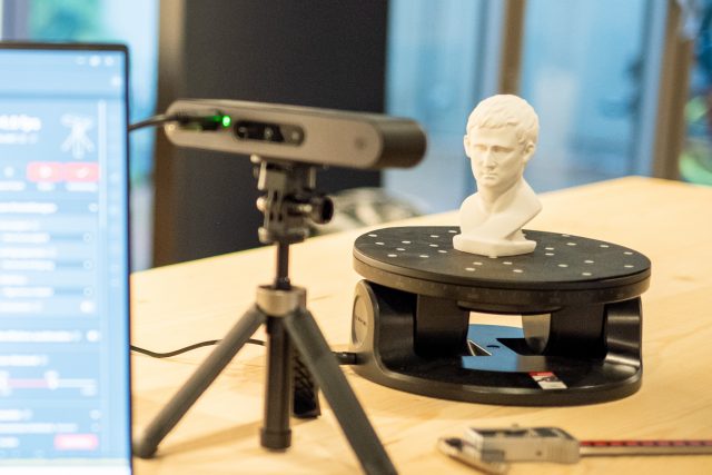 3D-Kamera und Modell auf Drehteller.