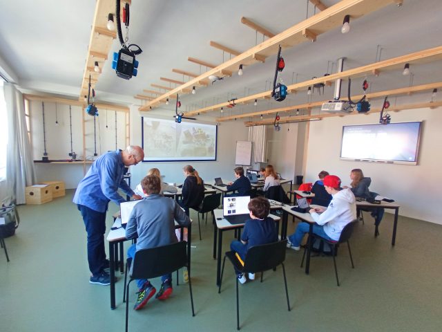 Lehrer instruieren im Klassenzimmer.