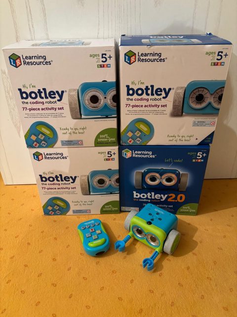 Botley Roboter Spielzeug mit Verpackungen aufgestellt