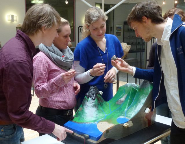 Gruppe untersucht Landschaftsmodell