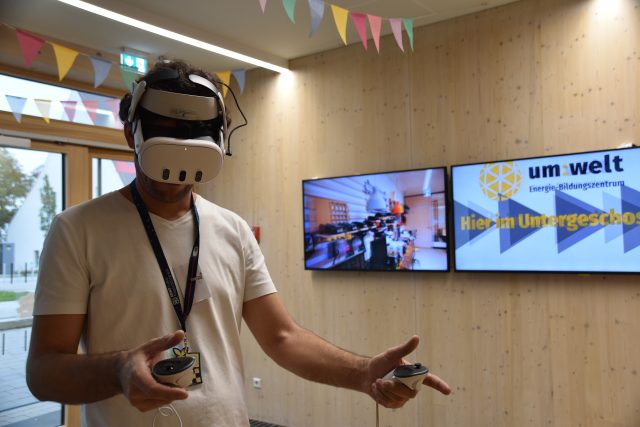 Mann mit VR Brille und Steuergeräten