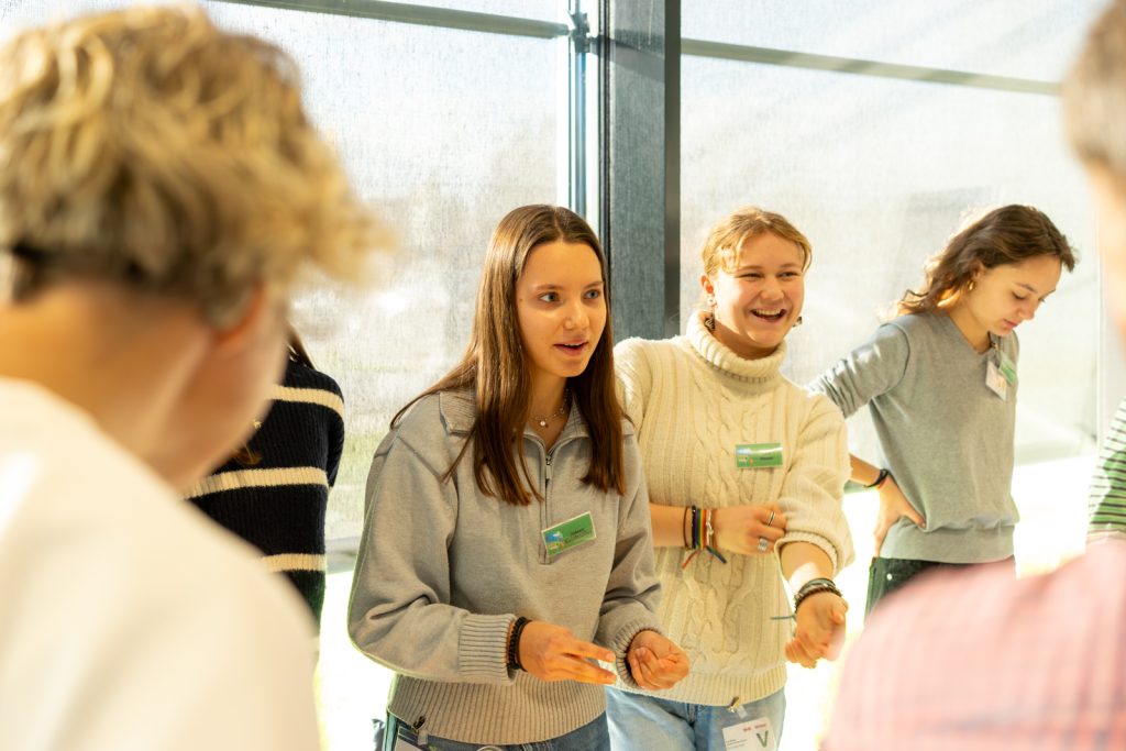 Personen bei einem Teambuilding Spiel