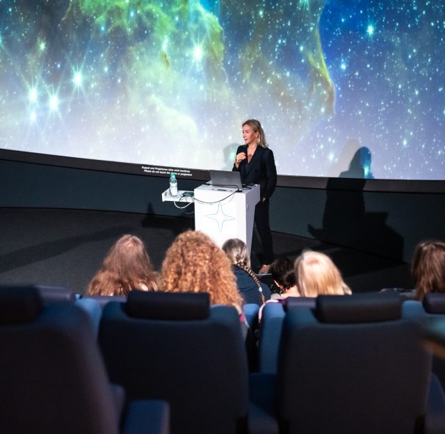 Vortrag im Planetarium mit Sternenhimmel.