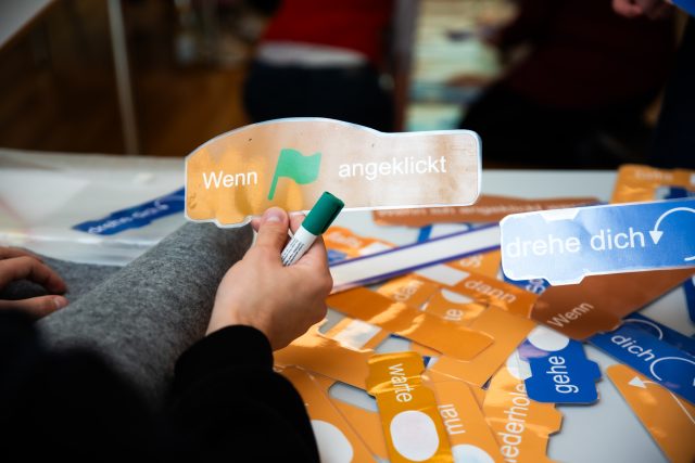 Person mit Marker programmiert Karten beim Workshop