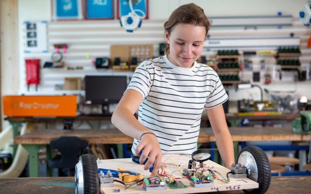 Eine Person arbeitet konzentriert an einem technischen Projekt
