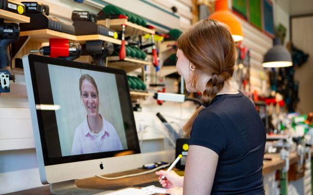 Frau in Videokonferenz