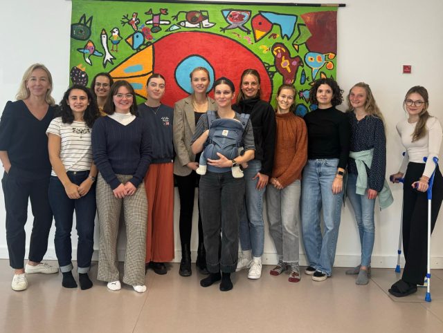 Gruppe junger Leute vor Kunstwerk