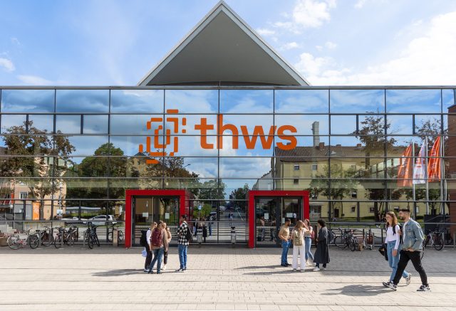 Reflexionen auf der Glasfassade des THWS-Campusgebäudes.