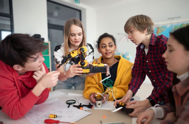 Kinder gestalten ein Roboter Projekt im Workshop.