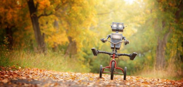 Roboter im Wald auf Dreirad
