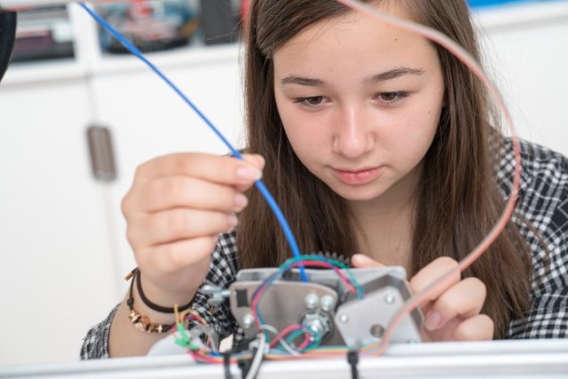 Elektronisches Gerät mit Kabeln