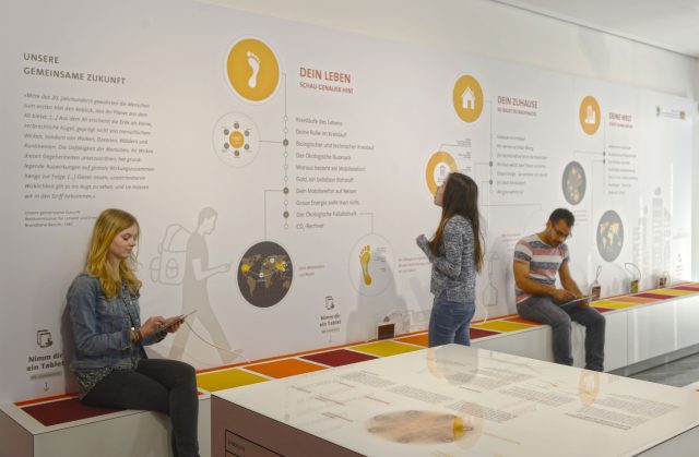 Besucher betrachten interaktive Ausstellung in einer Galerie.