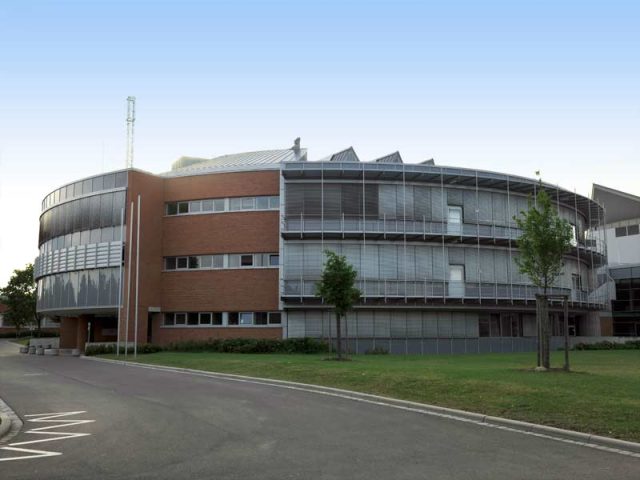 Modernes Buerogebaeude mit Glasfassade