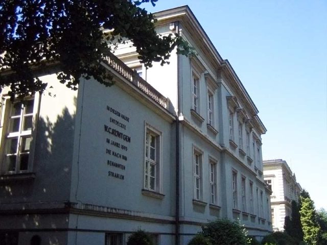 Altes Schulgebäude mit klassischer Architektur.