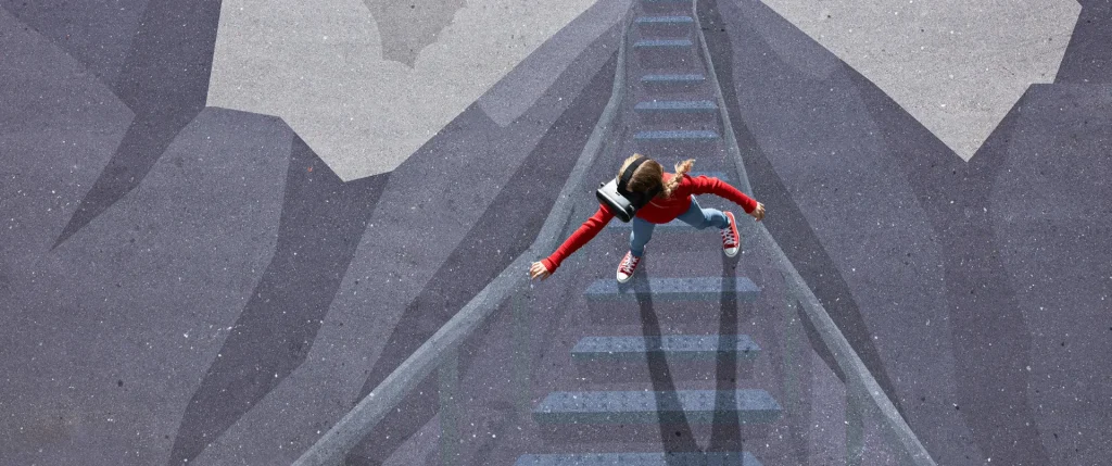 Kind balanciert auf 3D-Straßenmalerei