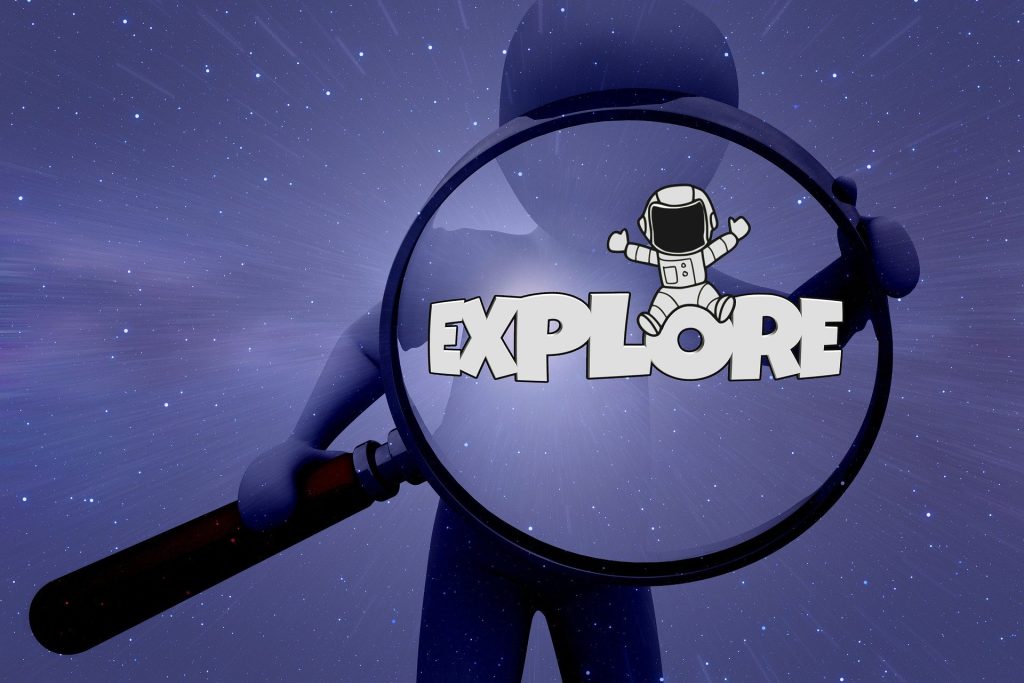In einer überdimensionalen Lupe, die von einem Menschen gehalten wird steht das Wort Explore und darüber schwebt ein kleiner Astronaut.