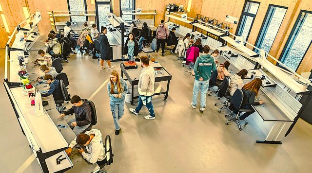 Raum des Technologie Campus Dinkelsbühl mit 10 Labortischen an denen Jugendliche Experimente durchführen