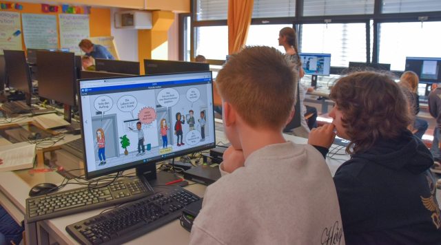 Schüler am Computer beim Projekt STEP Into Your Future