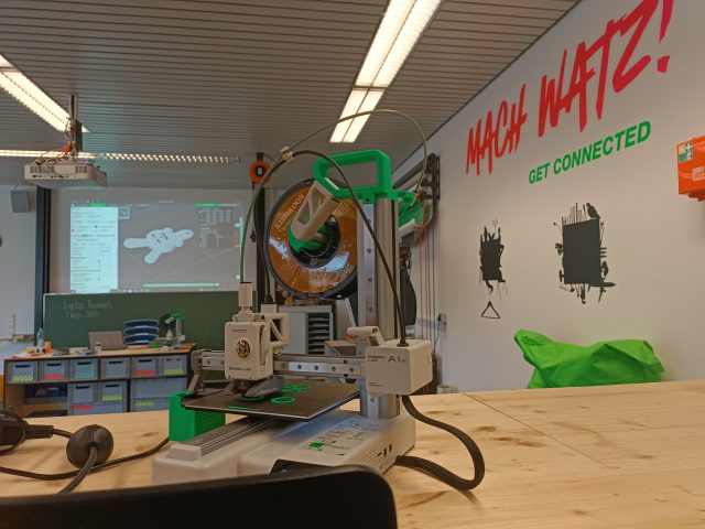 Raum des Making Space Mach Watz! mit einer Fräsmaschine
